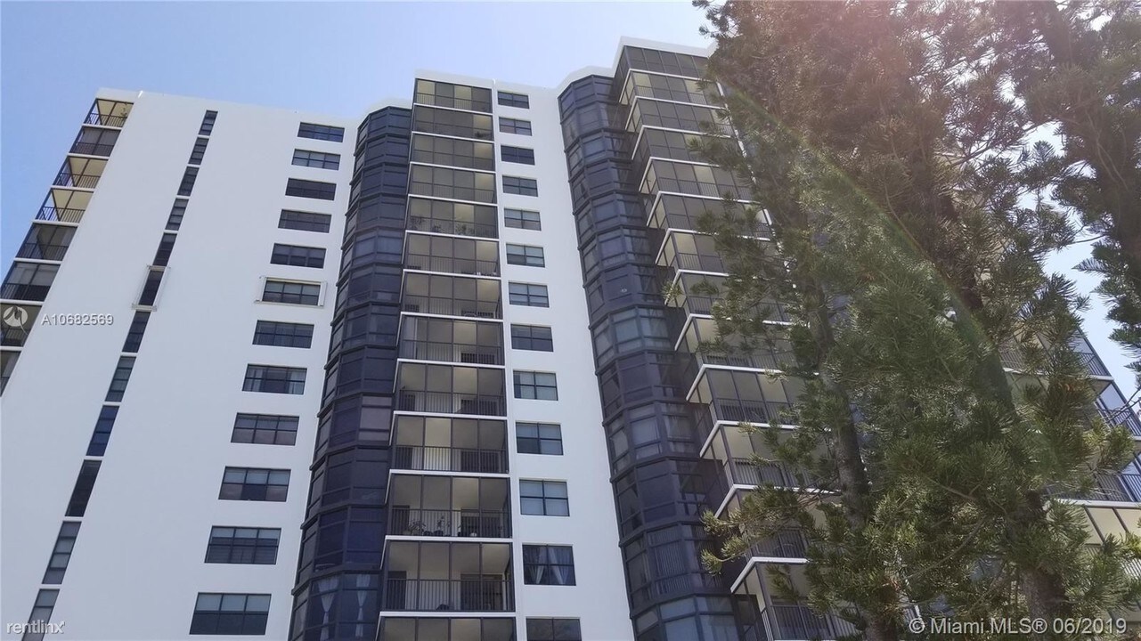 20100 W Country Club Dr in Aventura, FL - Building Photo