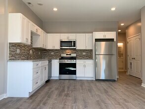 1056 W Foster Ave, Unit 2F in Chicago, IL - Building Photo - Building Photo