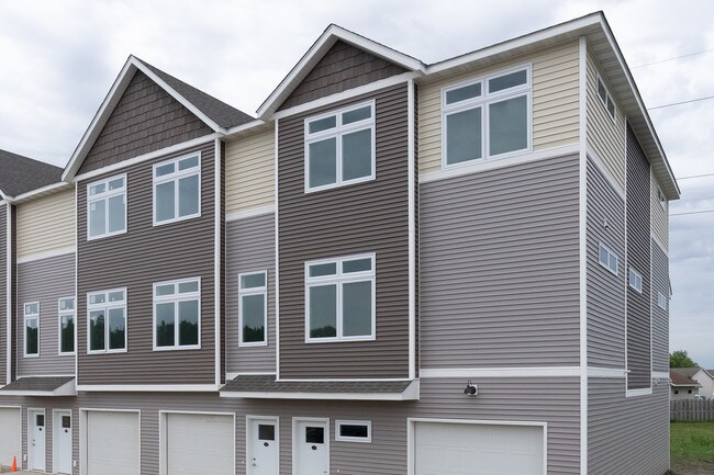 Stadium Courtyard in Mankato, MN - Building Photo - Building Photo