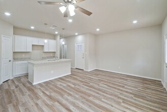 9193 Dietz Elkhorn Rd in Boerne, TX - Foto de edificio - Building Photo