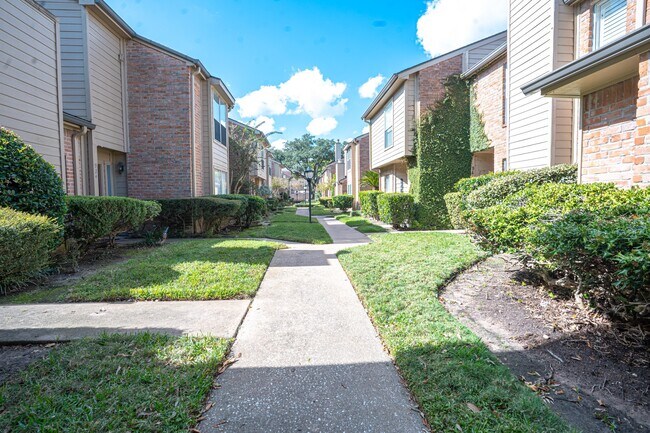 928 Memorial Village Dr in Houston, TX - Building Photo - Building Photo