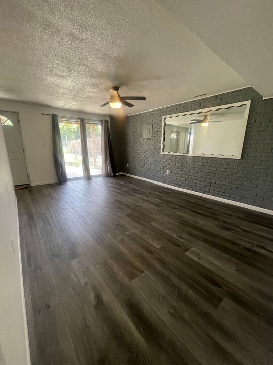 527 Downing Ave, Unit 3 in Waterloo, IA - Building Photo