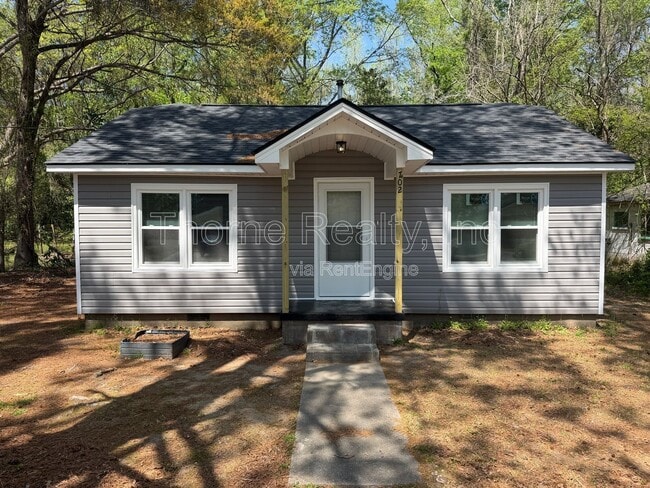 property at 702 E Phillips St