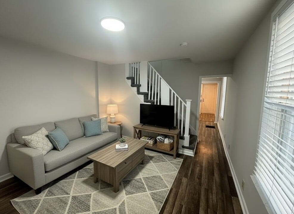 182 E Sharpnack St in Philadelphia, PA - Building Photo