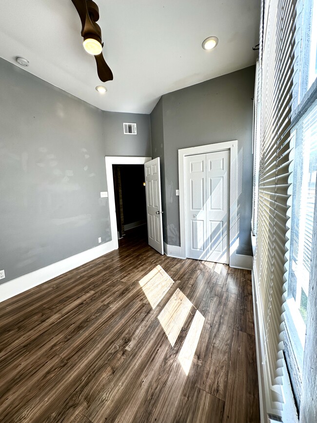 2511 N Flores St, Unit 1 in San Antonio, TX - Foto de edificio - Building Photo