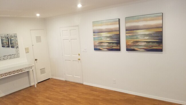 5811 Bowcroft St, Unit 2 in Los Angeles, CA - Foto de edificio - Building Photo