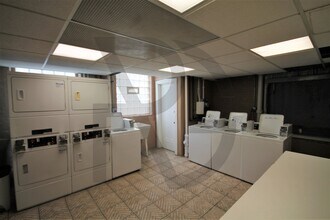 515 W Melrose St, Unit #511-401 in Chicago, IL - Building Photo - Building Photo