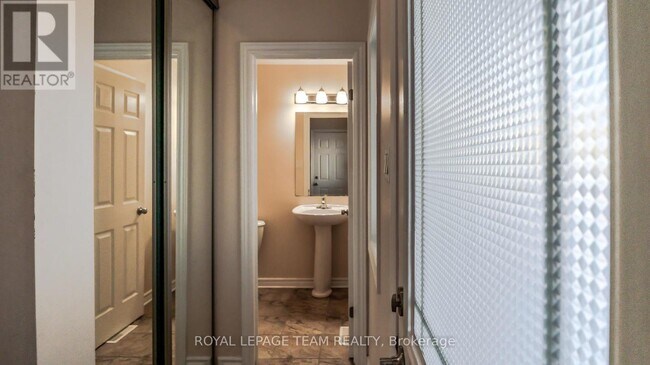 403 Temiskaming Crescent in Ottawa, ON - Building Photo - Building Photo