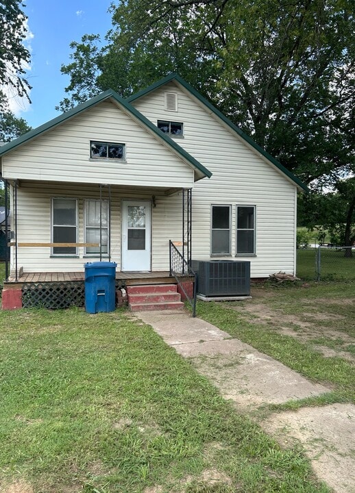 104 Grace St in Coffeyville, KS - Building Photo