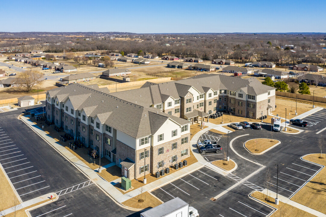 Oakland Estates in Claremore, OK - Building Photo