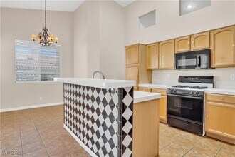 8940 Emery Lake St in Las Vegas, NV - Building Photo - Building Photo