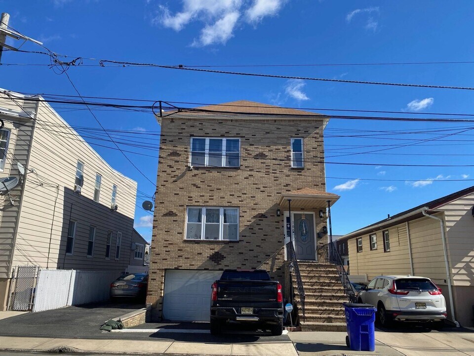 166 Front St in Secaucus, NJ - Building Photo