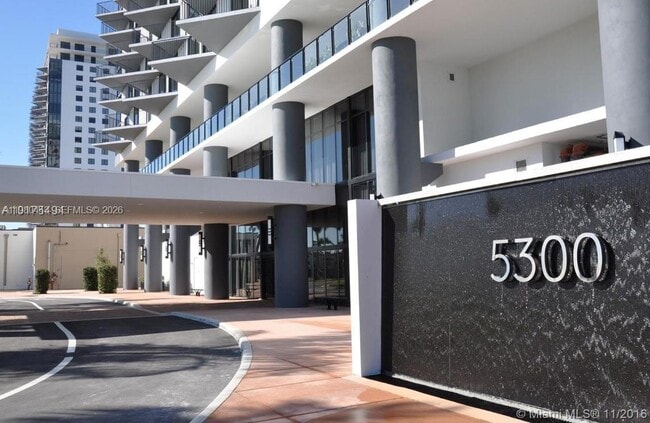 5300 Paseo Blvd in Doral, FL - Building Photo - Building Photo