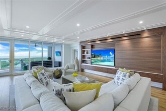 13915 Old Coast Rd in Naples, FL - Foto de edificio - Building Photo