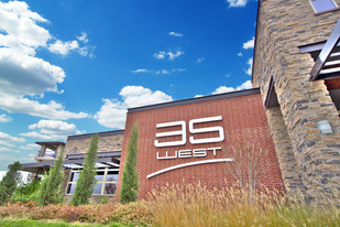 35 West Apartamentos