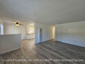 2582 Rainbow Ln in Redding, CA - Building Photo - Building Photo