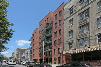 223 N 8th St in Brooklyn, NY - Foto de edificio - Building Photo