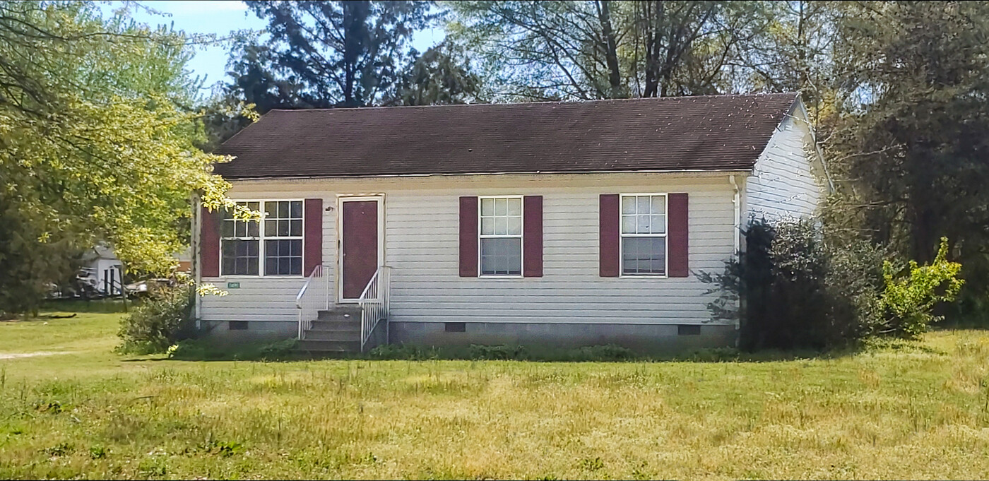 1491 Shore Dr in Lancaster, VA - Building Photo