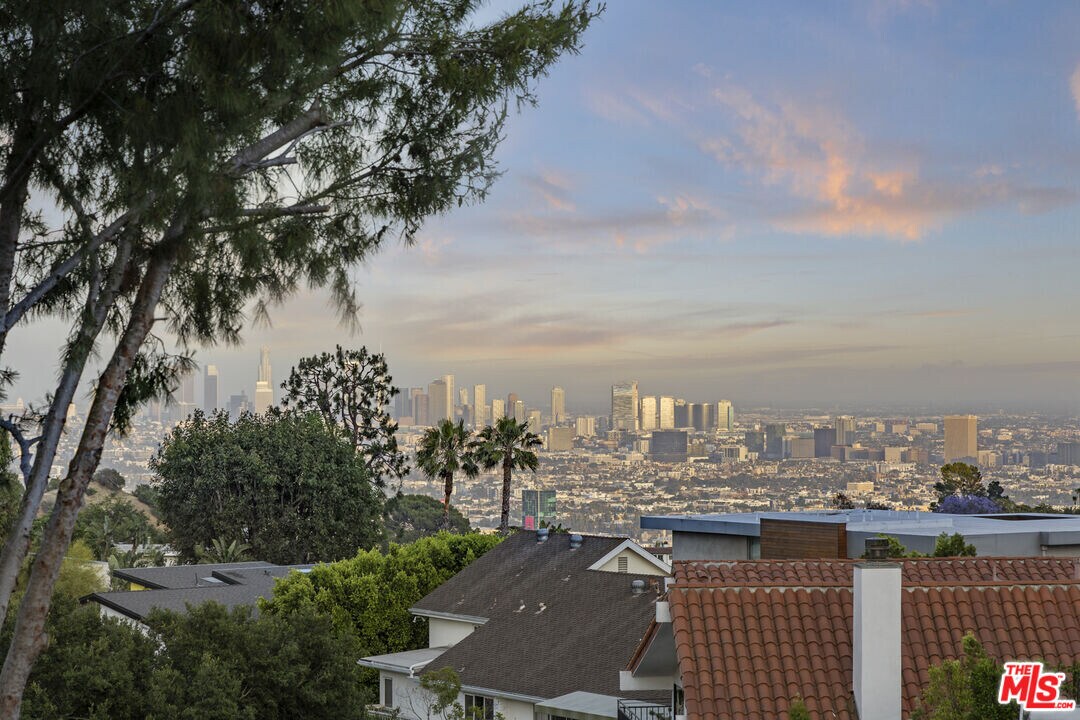 2600 Carman Crest Dr in Los Angeles, CA - Building Photo