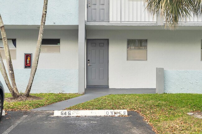8351 Sands Point Blvd in Tamarac, FL - Building Photo - Building Photo