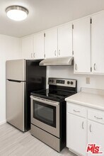 8650 Gulana Ave in Los Angeles, CA - Building Photo - Building Photo