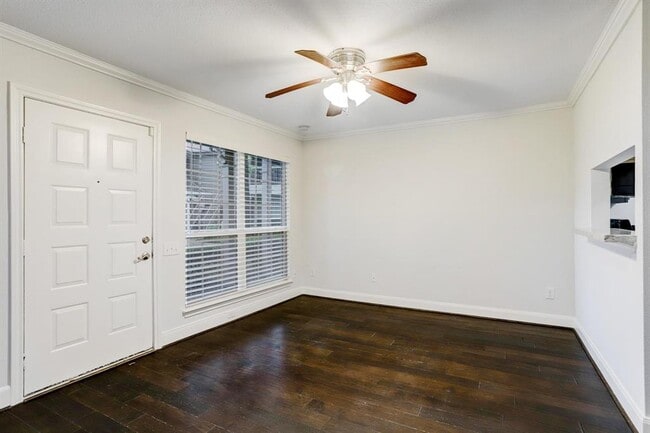 1880 White Oak Dr in Houston, TX - Building Photo - Building Photo