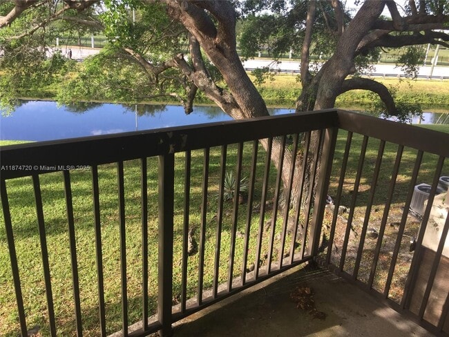 6061 Shaker Wood Cir in Tamarac, FL - Building Photo - Building Photo
