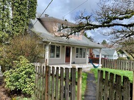 6485 SW Capitol Hwy in Portland, OR - Building Photo