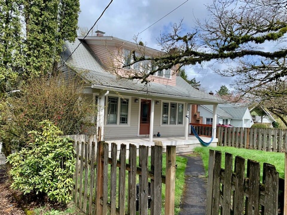 6485 SW Capitol Hwy in Portland, OR - Building Photo