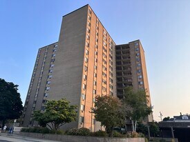 1025 Hancock St in Quincy, MA - Building Photo