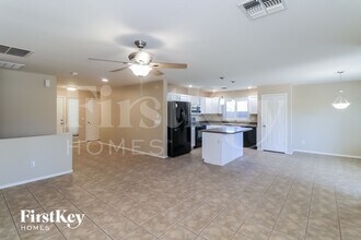 7015 S 43rd Dr in Phoenix, AZ - Foto de edificio - Building Photo