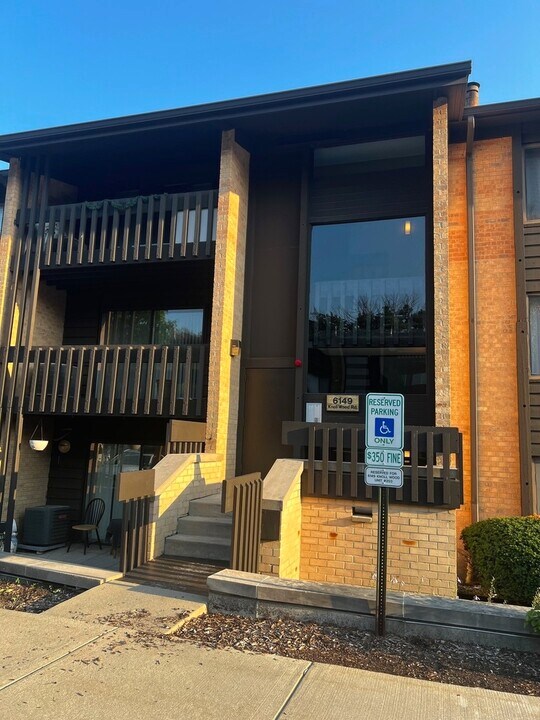 6149 Knoll Wood Ct in Willowbrook, IL - Building Photo