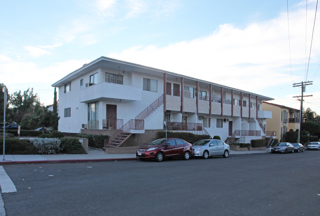 1860 N Mariposa Ave in Los Angeles, CA - Foto de edificio