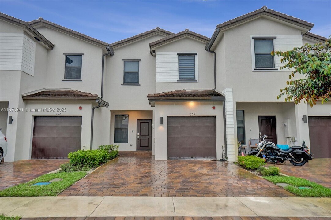 250 SW 159th Ct in Pembroke Pines, FL - Building Photo