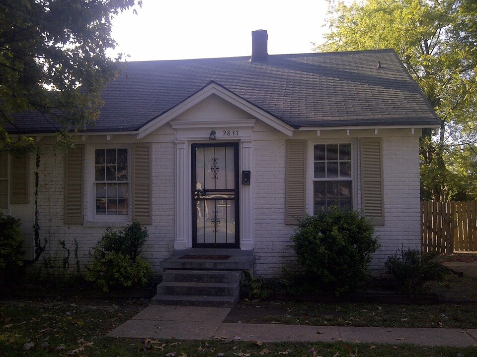 2837 Shady Oak Ave in Memphis, TN - Foto de edificio