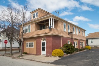 77 Governor St in Cranston, RI - Foto de edificio - Building Photo