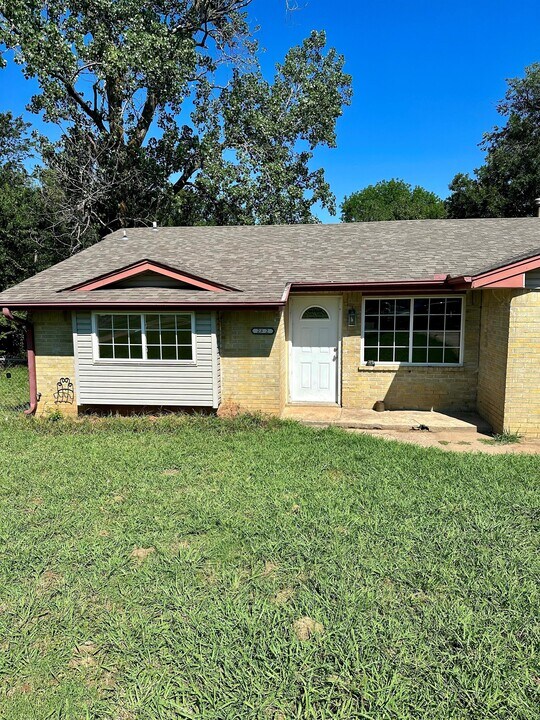 2312 N Tucker Ave in Shawnee, OK - Building Photo