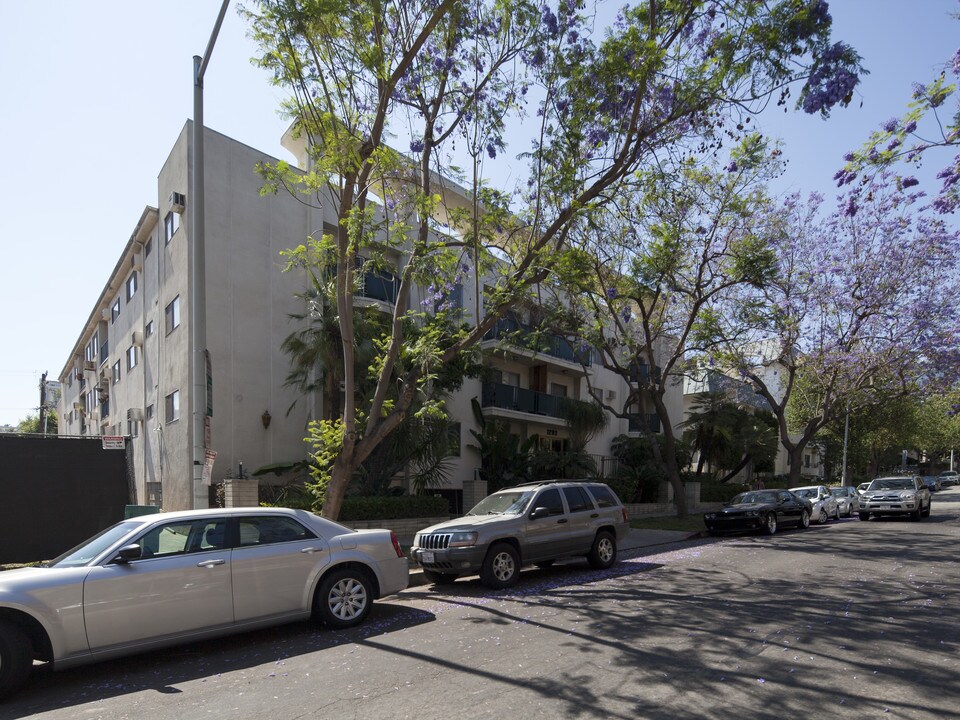 1203 N Kings Rd in West Hollywood, CA - Building Photo