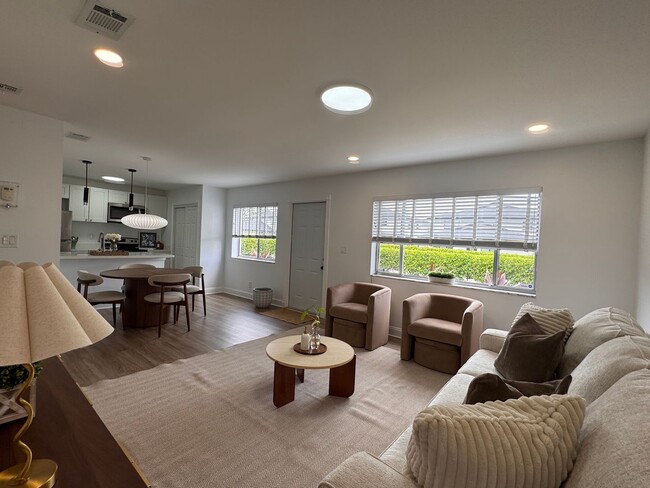 property at 816 Tiffany Dr W