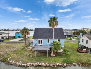 7016 Delesandri Dr in Hitchcock, TX - Building Photo - Building Photo