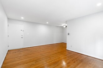 Ballston Garden Apartments in Arlington, VA - Building Photo - Interior Photo