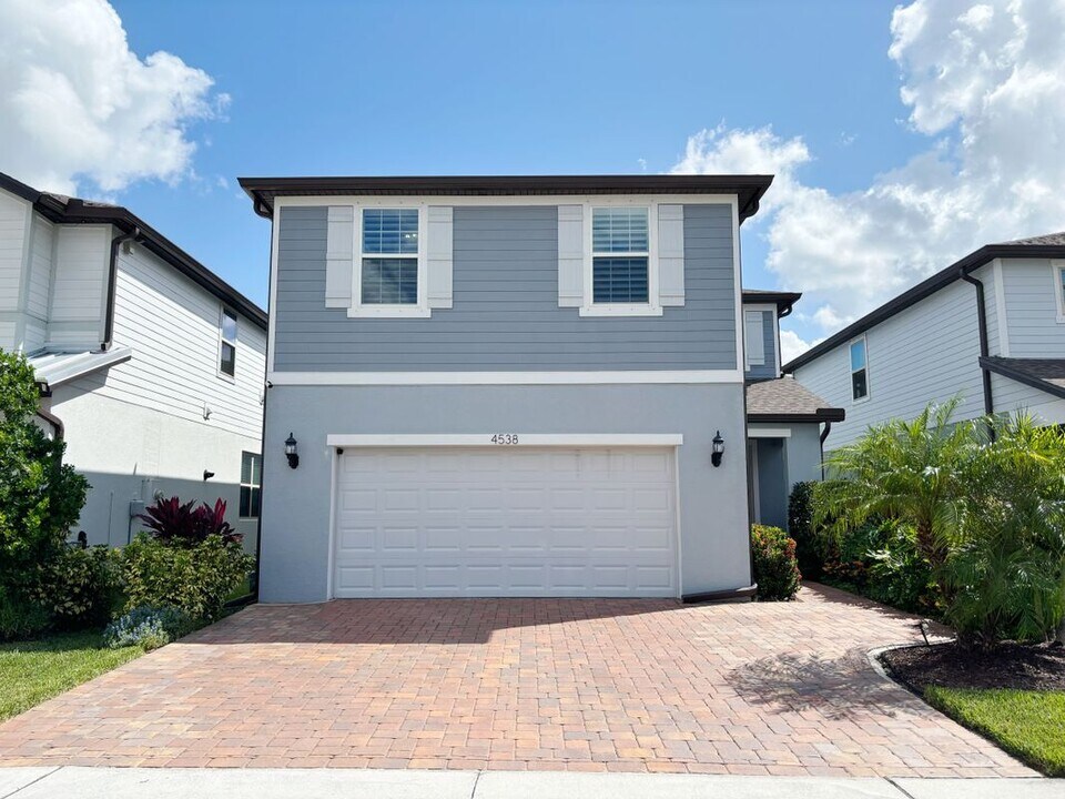 4538 Emprise Way in Land O Lakes, FL - Foto de edificio