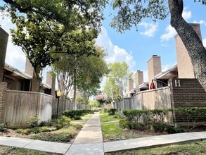 13716 Hollowgreen Dr in Houston, TX - Building Photo - Building Photo