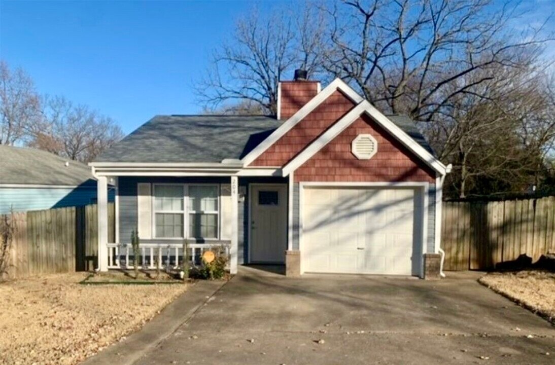 204 NW J St in Bentonville, AR - Foto de edificio