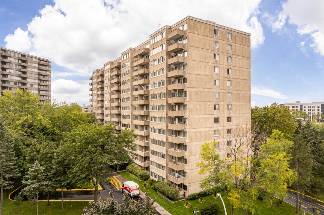 750 Montpellier in Montréal, QC - Building Photo