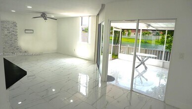 1705 San Remo Cir in Homestead, FL - Foto de edificio - Building Photo