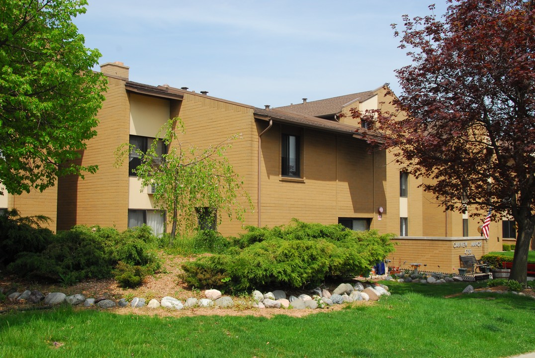 Oakview Manor in Racine, WI - Foto de edificio