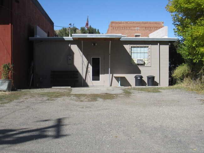 11 S Woodard Ave in Absarokee, MT - Building Photo - Building Photo