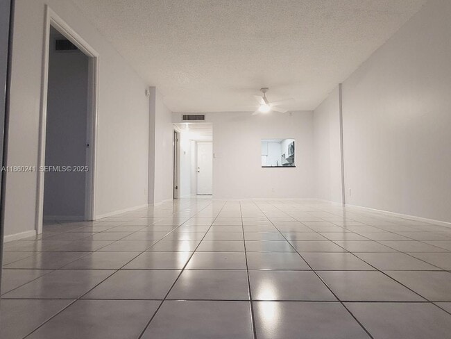 120 Royal Pk Dr in Oakland Park, FL - Building Photo - Building Photo