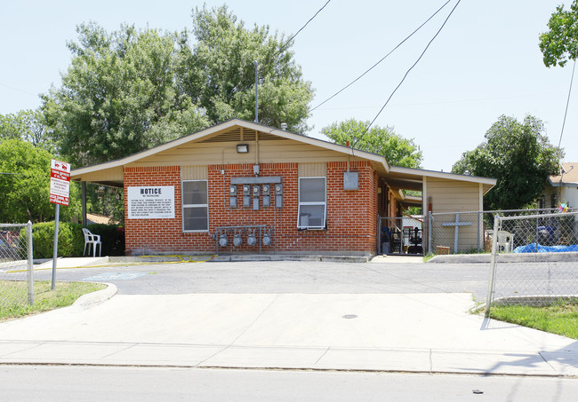 Linda Lou Apartments in San Antonio, TX - Building Photo - Building Photo